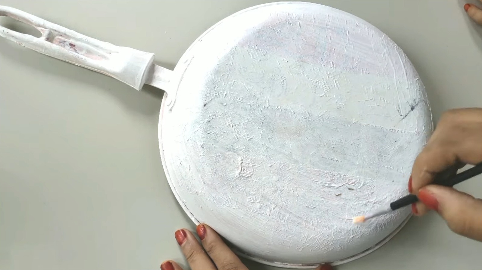 Don't Toss An Old Cooking Pan — Make An Adorable Kitchen Decor Piece