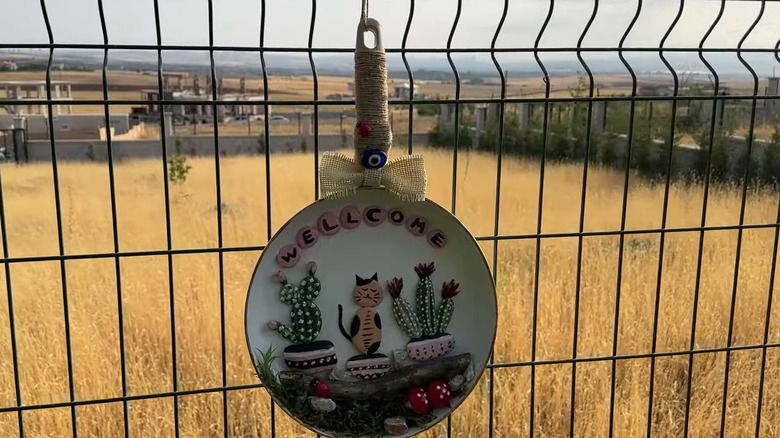 Outdoor garden decoration made with a frying pan and rock decorations
