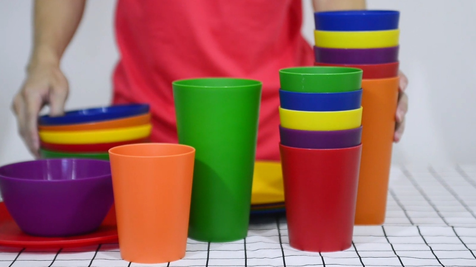 Don't Toss Old Plastic Cups: Turn Them Into A Chic DIY Vase