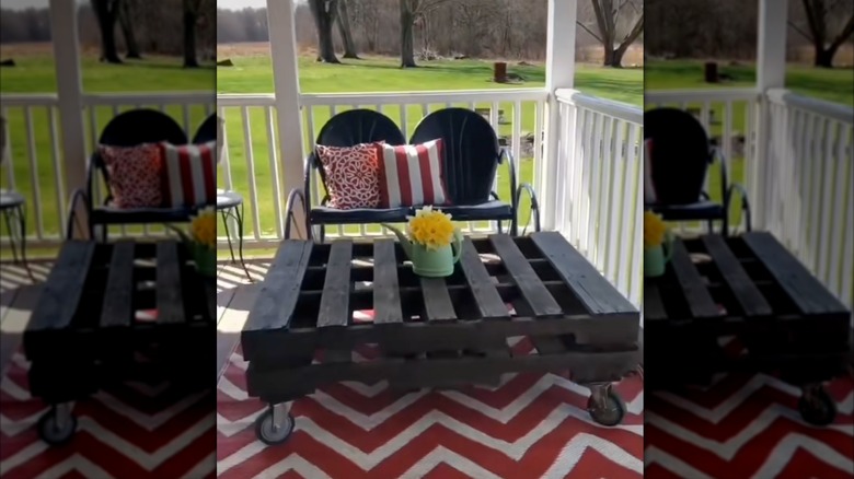 DIY wood pallet outdoor coffee table