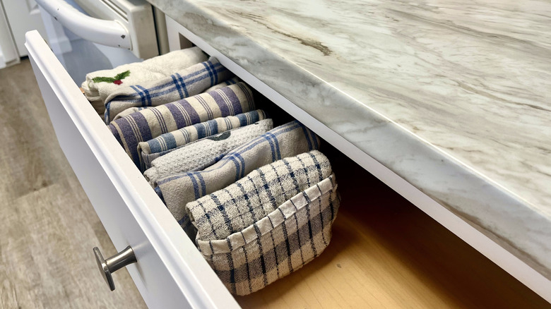 Pocket folded kitchen towels
