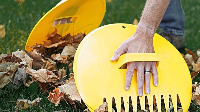A person using the Rugg Poly Leaf Scoops