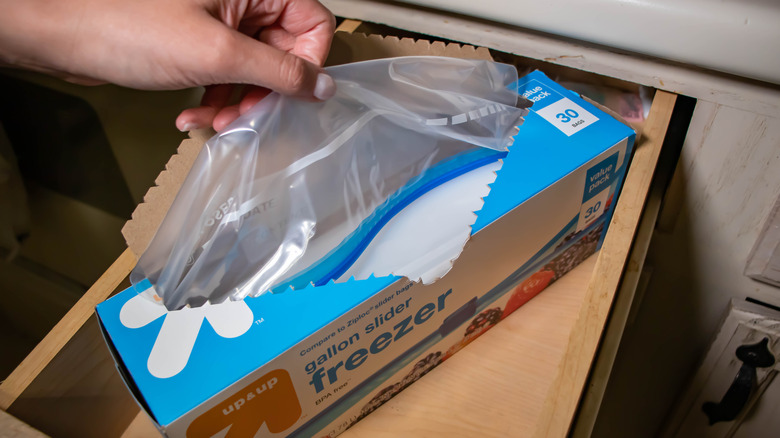 hand grabbing resealable bag