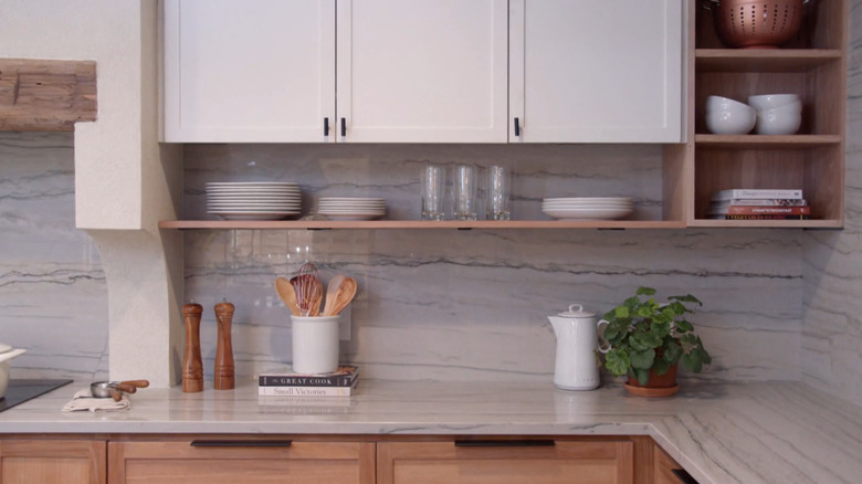 Horizontal-grain quartzite backsplash