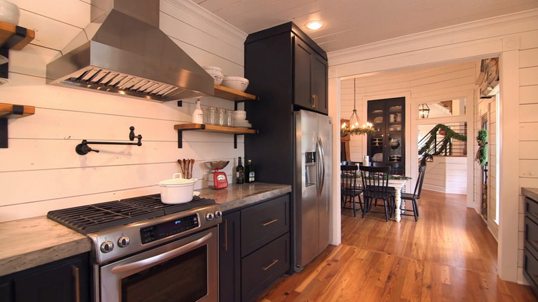 Horizontal shiplap backsplash