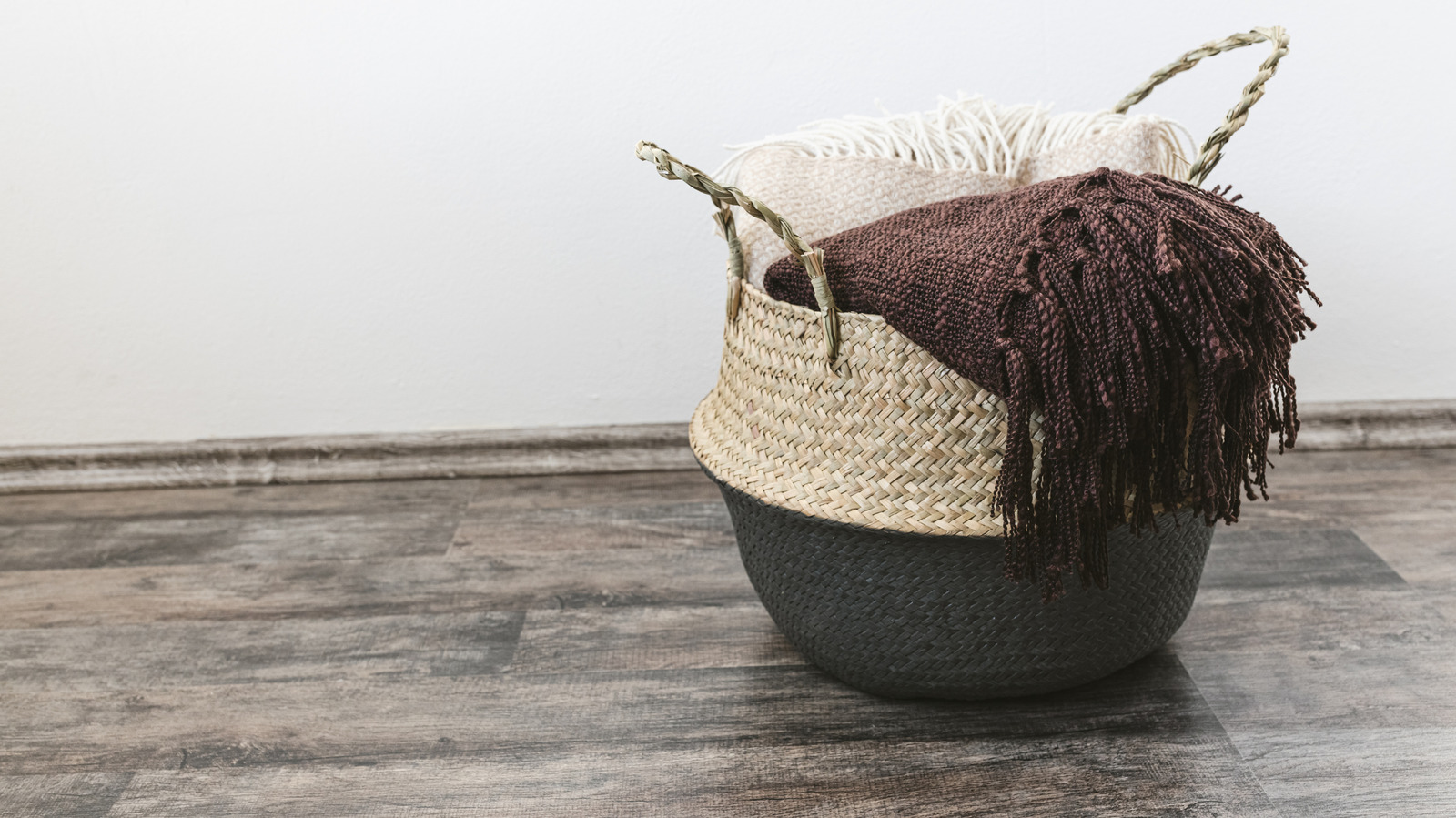 Forget Baskets: Amazon's Coffee Table Doubles As A Smart Solution To Store Blankets