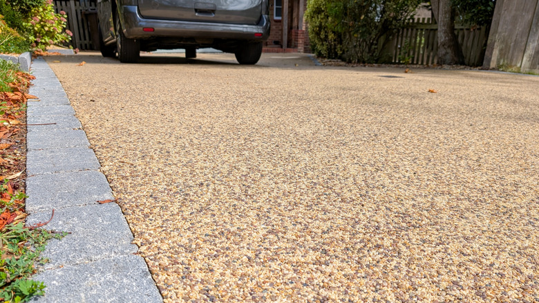 A resin residential driveway with block paved edging