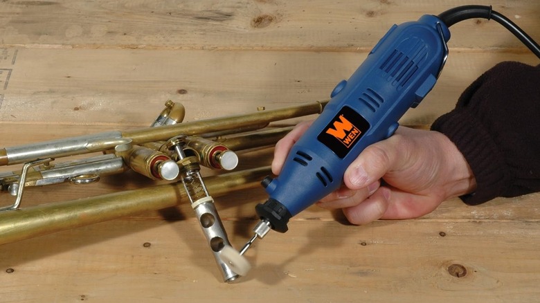 Person using Wen Rotary Tool on metal project