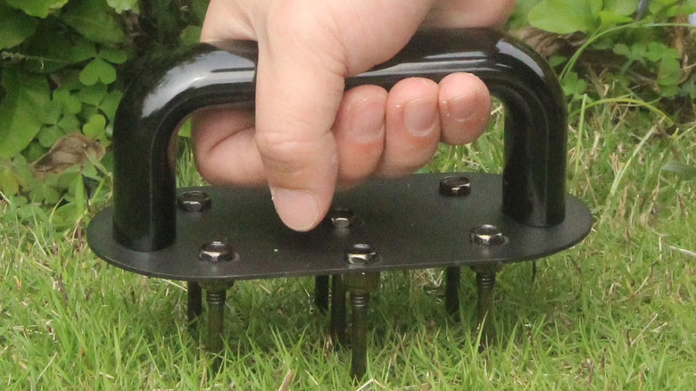 A hand holding the Qxsou hand aerator.