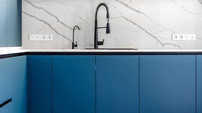 White quartzite backsplash with grey veining