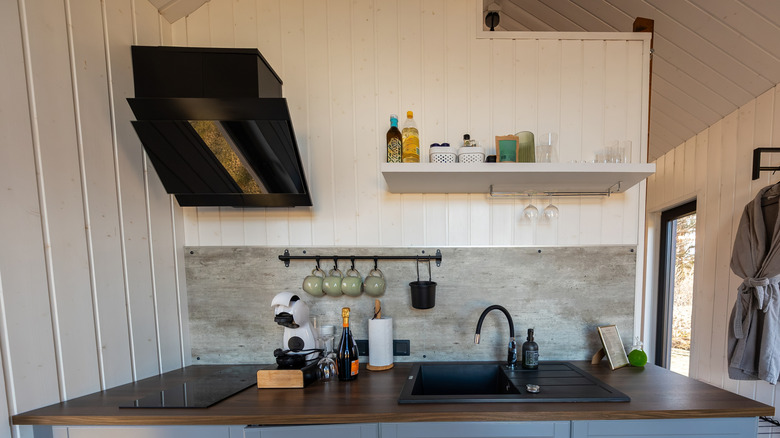 Kitchen backsplash fitted with white shiplap
