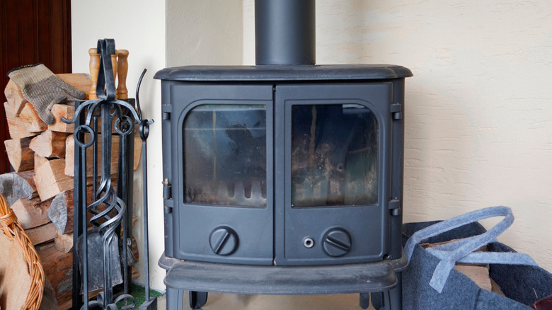 Wood-burning stove with black stove pipe