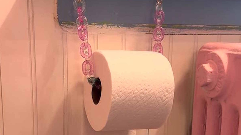 Plastic chain links turned into Y2K-inspired toilet paper holder