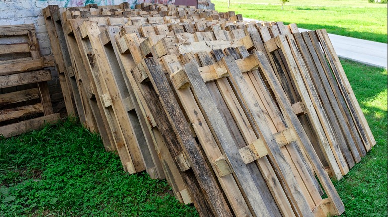Grab An Old Wood Pallet And Turn It Into An Amazing Planter For Succulents