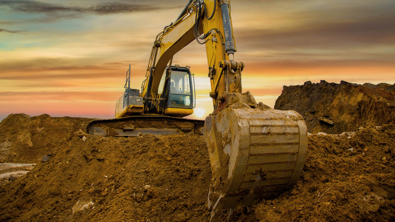 Digging in a gravel pit using a large machine