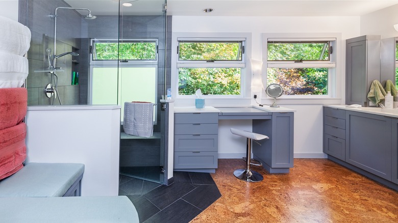Bright kitchen with golden-oak colored cork floor
