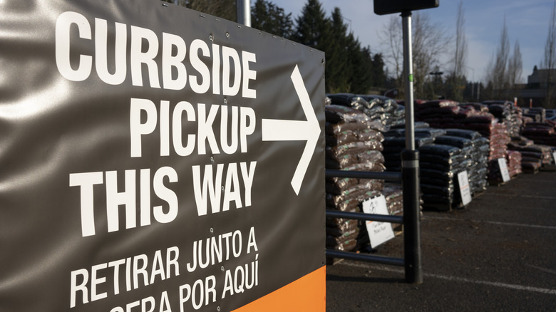 Curbside pickup sign at a Home Depot lot