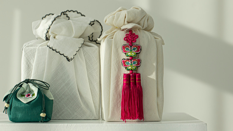 A tassel with Maedeup, traditional Korean decorative knotting.