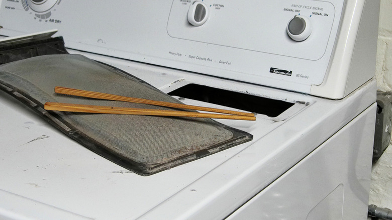 Clothes dryer, lint filter and chopsticks