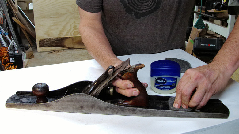 Applying Vaseline to an 07 hand plane