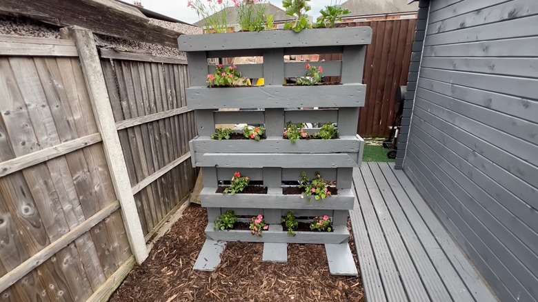 Outdoor privacy screen made of wood pallets