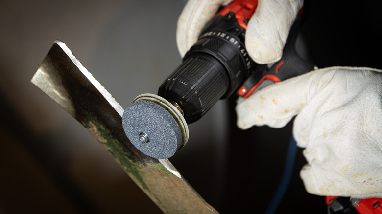 Lawn mower blade drill sharpener