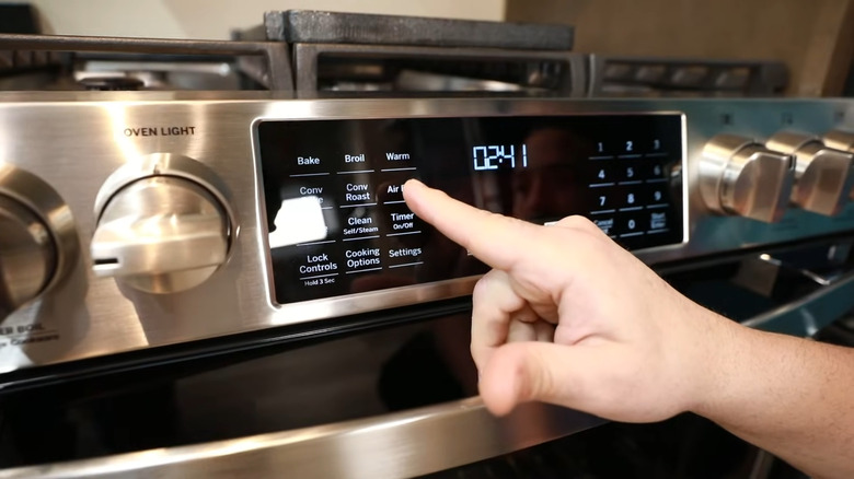 Freestanding gas range in stainless steel with control panel
