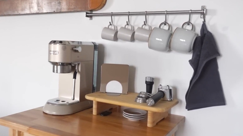 A KUNGSFORS shelf rail above a coffee station