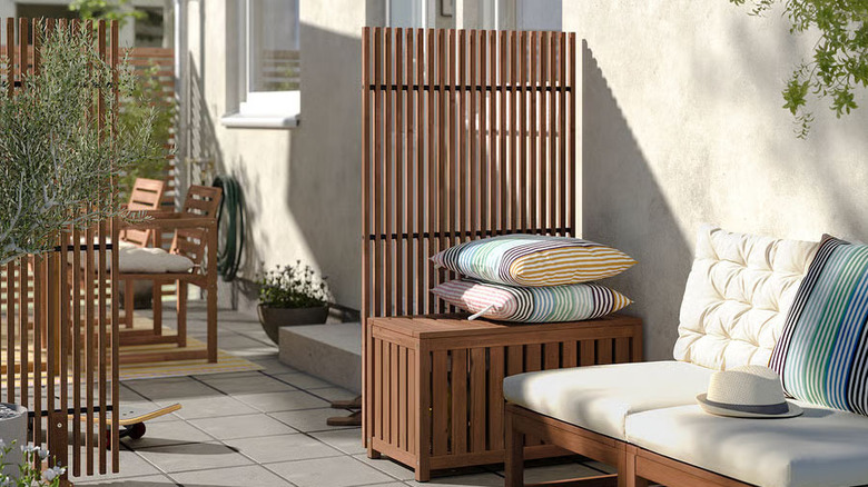 NÄMMARÖ privacy screens creating privacy in a backyard patio