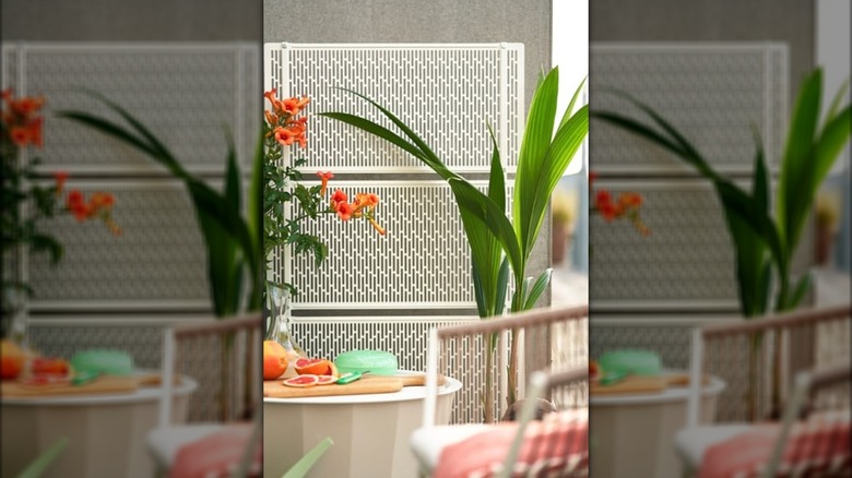 LUNGÖN privacy screen on display on a patio