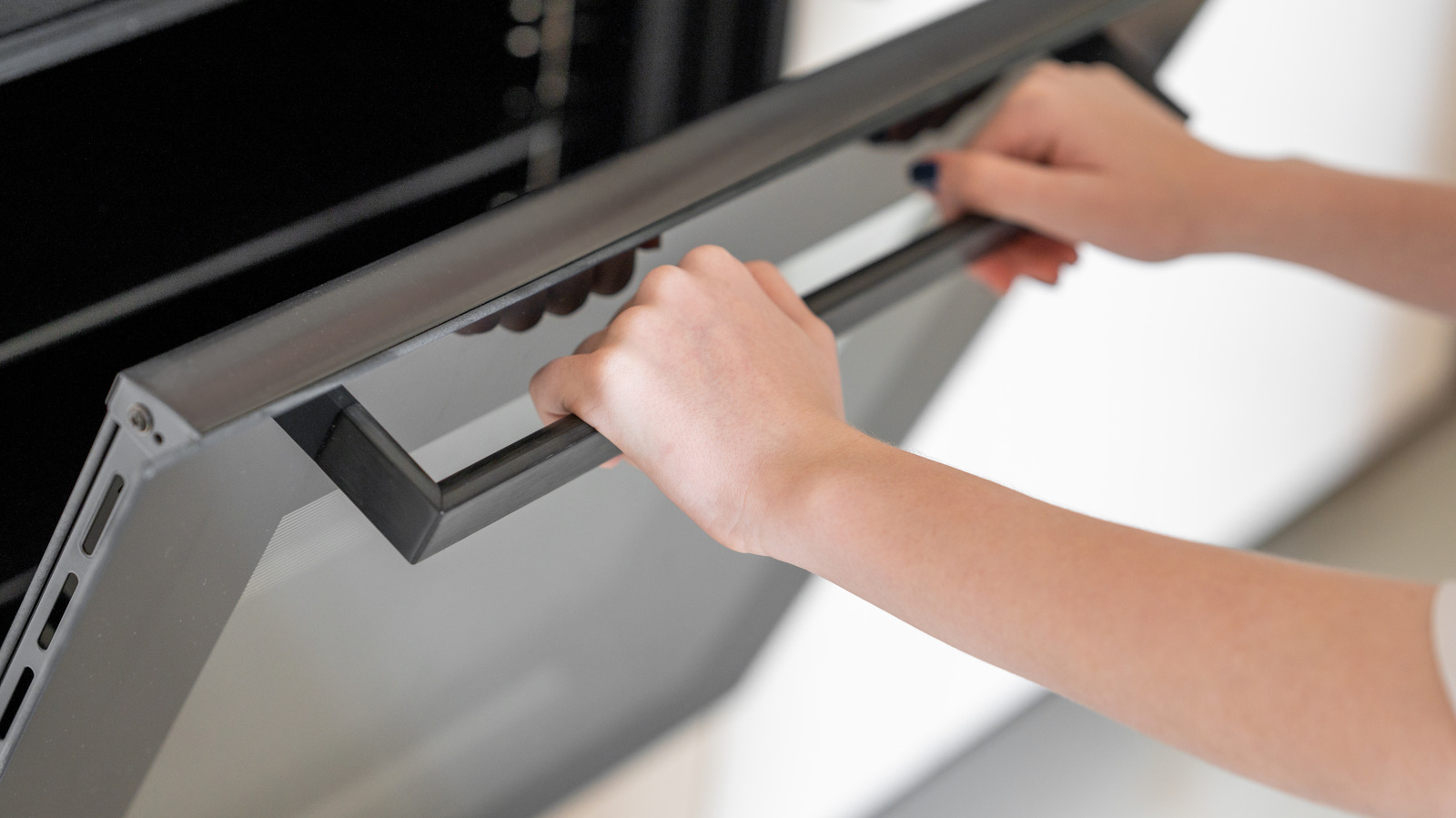Is Your Oven Door Safe? Consumer Reports Warns Of Spontaneous Glass Shattering