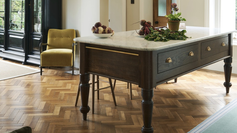Dairy table island with a marble countertop