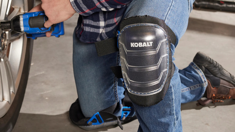 A worker wearing Kobalt hard shell knee pads.