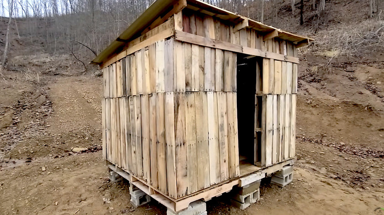 A chicken coop made out of wood pallets