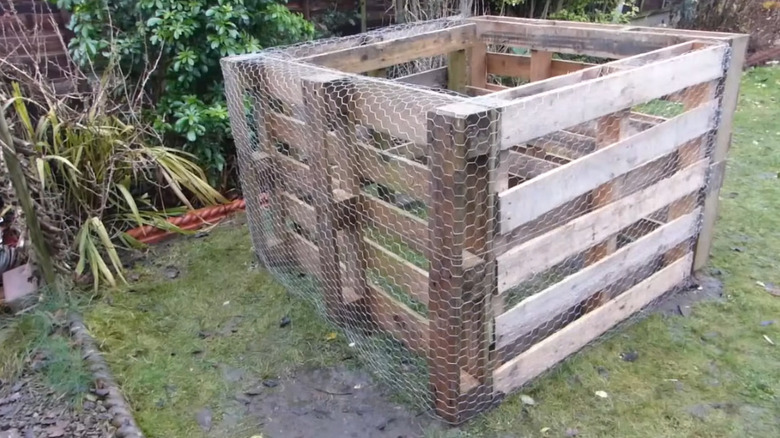 GrowVeg's finished DIY wood pallet compost bin, complete with chicken wire wrap.