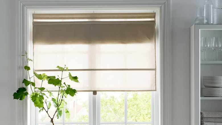 The IKEA RINGBLOMMA Roman blind in beige in a white kitchen