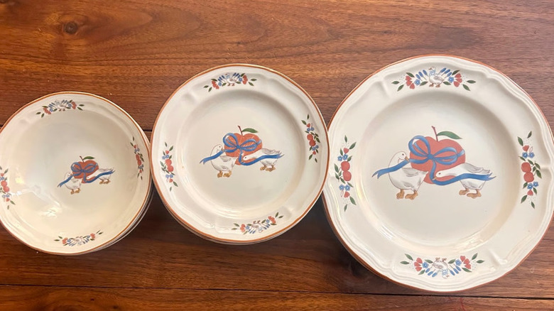 Picture of ducks, apples and ribbons on Applejack plates