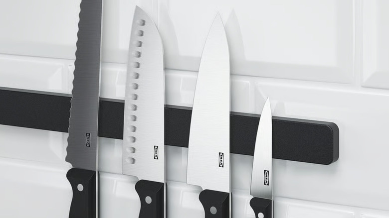 Knives up on the wall with the help of a magnetic bar