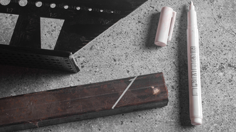 A square next to a board marked with a 45-degree angle