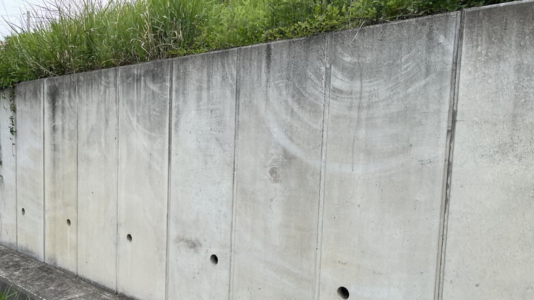 Concrete retaining wall