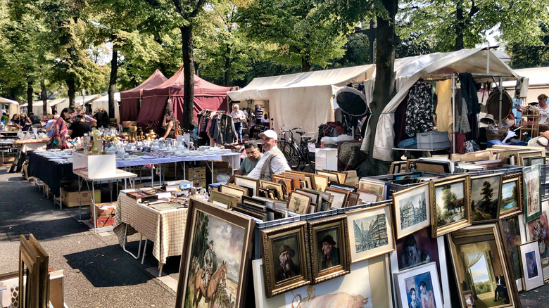 an outdoor flea market with various different items