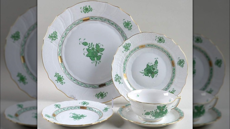 image of the original green and gold Herend Apponyi porcelain set
