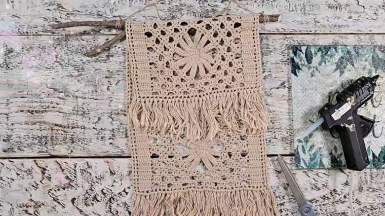 DIY vintage doily wall hanger with glue gun