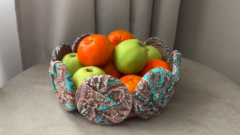 Crafting a basket by upcycling jar lids