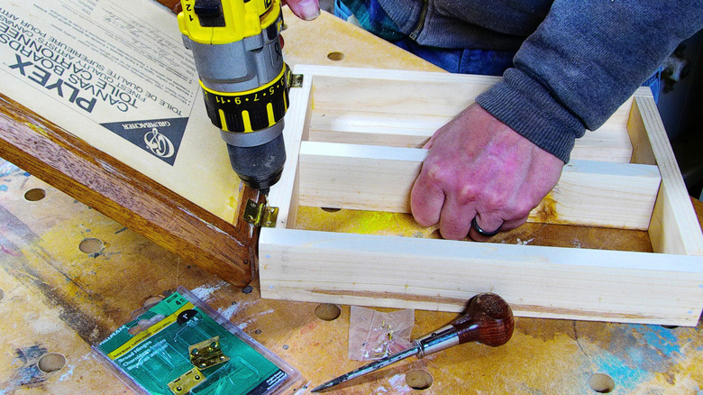 Mounting butt hinges