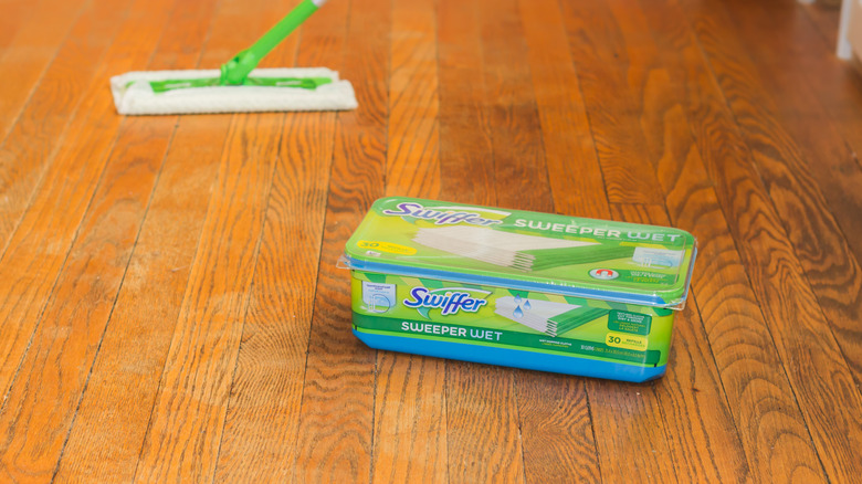 Swiffer wet mop pad container