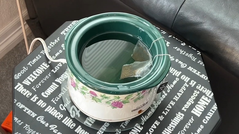 Slow cooker with tea bags used as air freshener