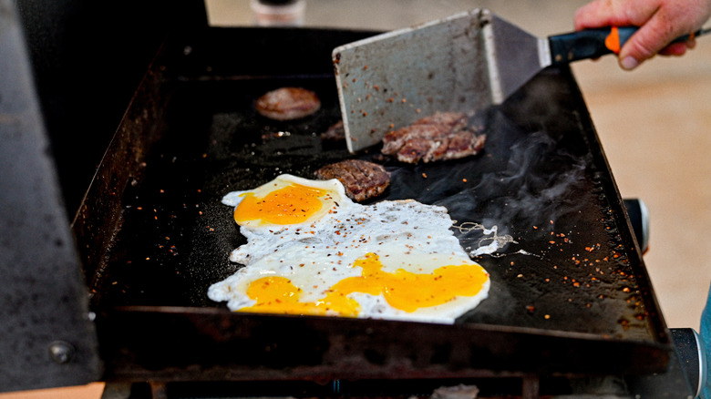 Cooking eggs and sausages on a Blackstone griddle