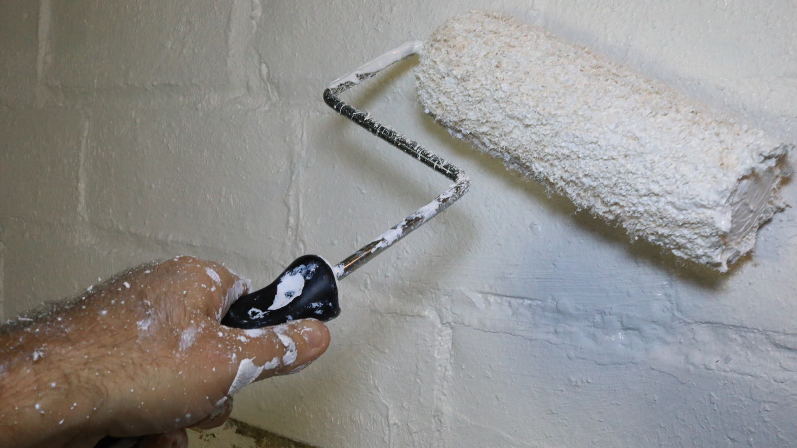 Say Goodbye To Paint Roller Drips With This Clever MessFree Hack