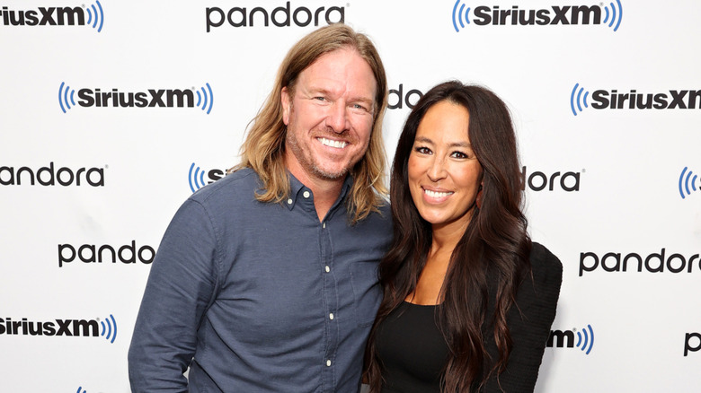 Joanna Gaines and her husband Chip Gaines smiling on a red carpet